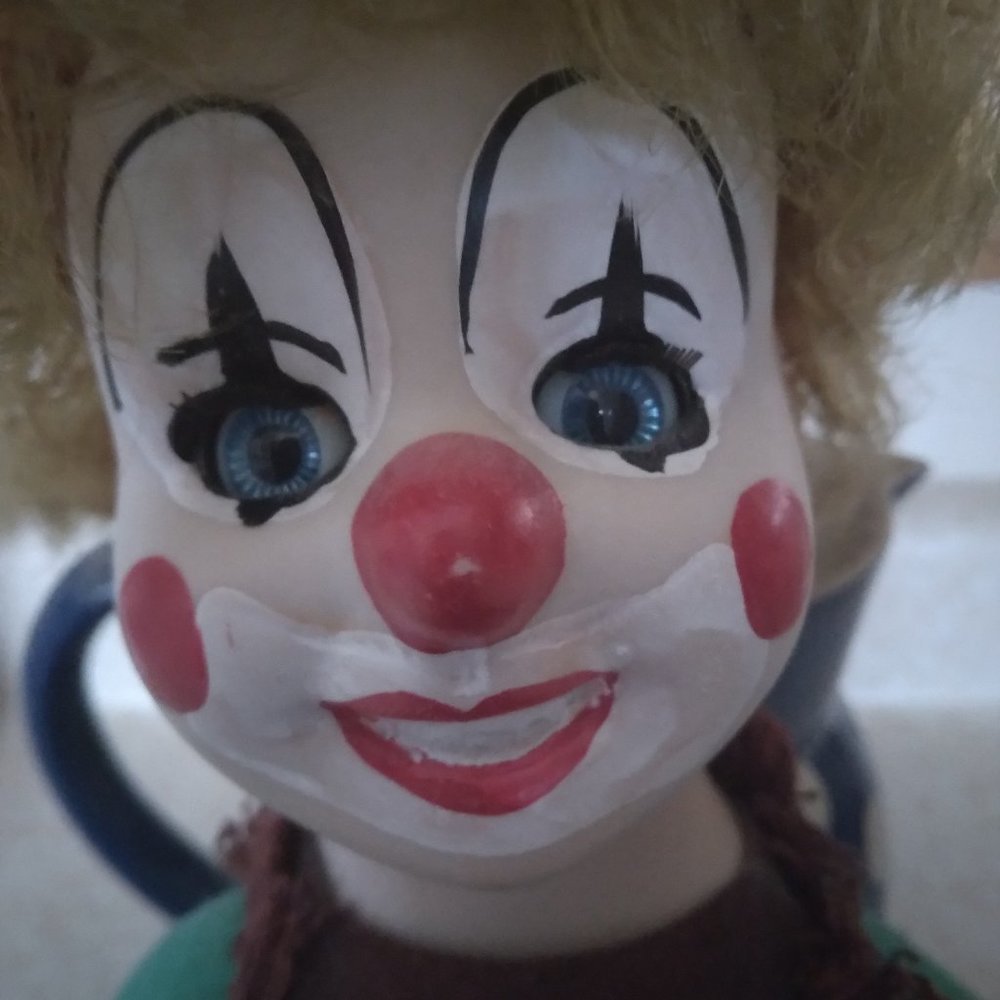 CLOWN Figure that plays "send in the clowns"